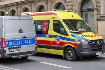 Kobieta z nożem na ulicy. Policjant ranny podczas interwencji