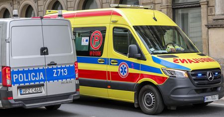 Kobieta z nożem na ulicy. Policjant ranny podczas interwencji