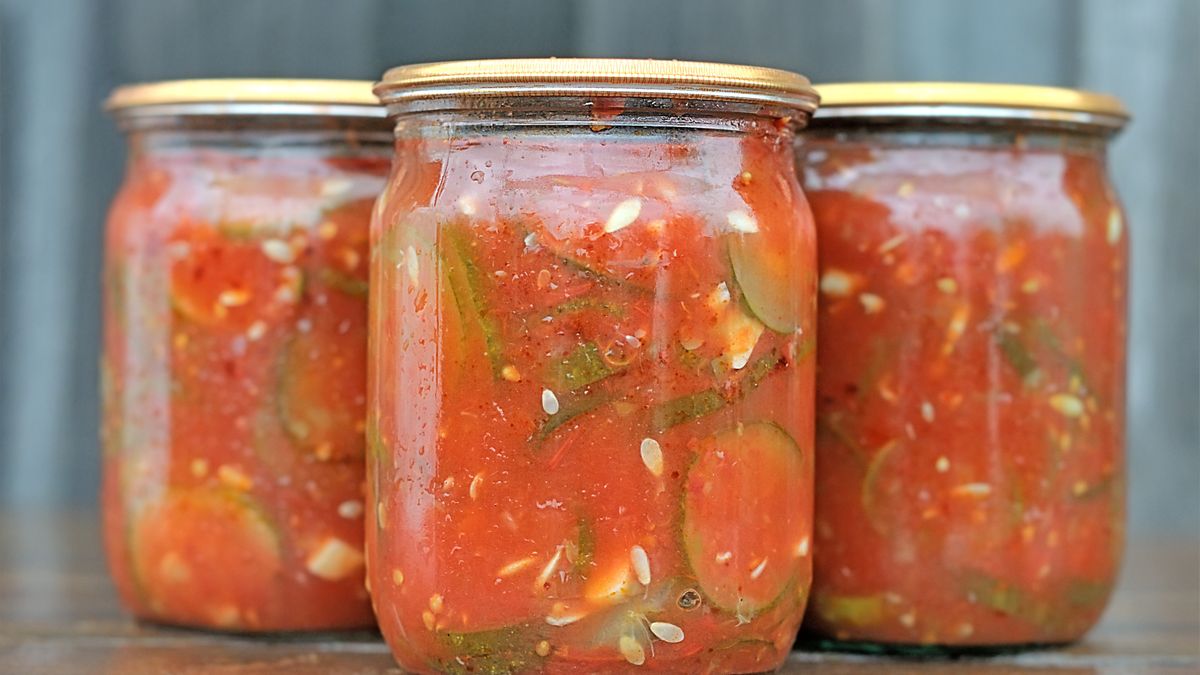 Sałatka z piklowanych ogórków z sosem pomidorowym