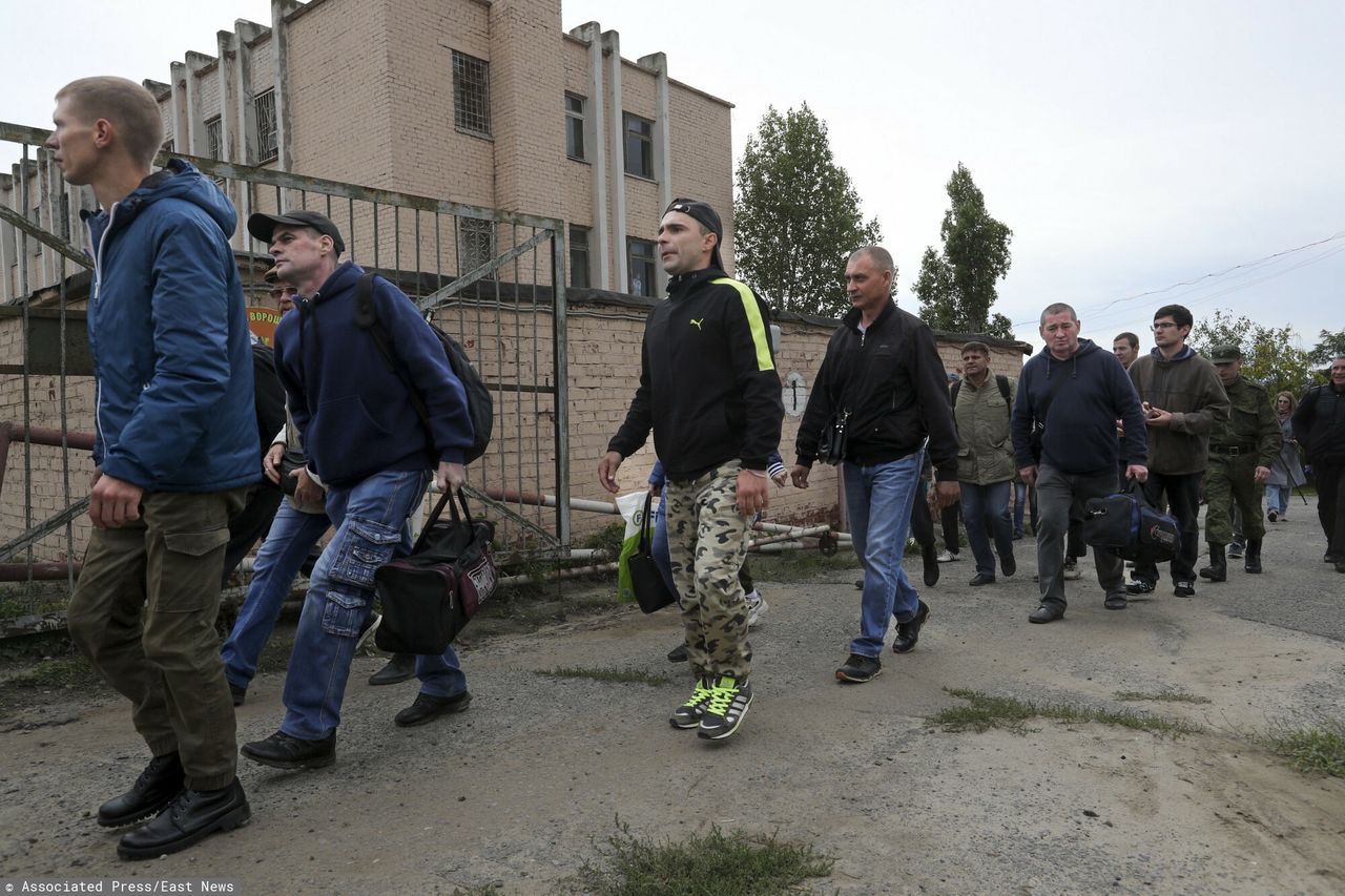 Mobilizacja w Rosji. Rekruci przechodzą obok komisji poborowej w Wołgogradzie, 24.09.2022 r. 