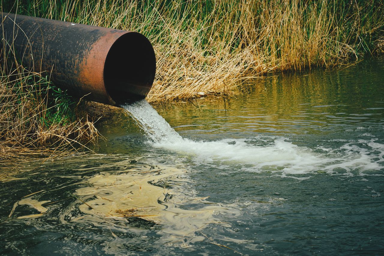 Zmiany klimatyczne mogą zwiększać ryzyko narażenia na wirusy związane z ściekami w wodach naturalnych.