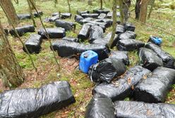 Porzucone odpady w lesie. 60 kanistrów z nieznaną substancją