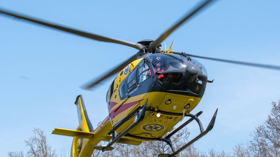 East News archiwum
Fot. NewsLubuski/East News, Zagorze, 21.04.2023. Interwencja smiglowca Lotniczego Pogotowia Ratunkowego w Zagorzu kolo Zielonej Gory. Helikopter przylecial do poszkodowanego, ktory ranil sie pila spalinowa. Na miejsce wezwano straz pozarna ktora zabezpieczala teren.
NewsLubuski