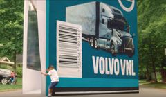 Trzylatek dokonał „największego unboxingu na świecie” w nowym spocie Volvo (wideo)