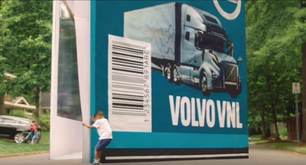 Trzylatek dokonał „największego unboxingu na świecie” w nowym spocie Volvo (wideo)