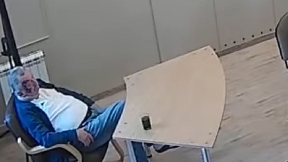 Sylwiusz Jakubowski, wójt Żelazkowa z tatuażem na twarzy. Przyszedł tak na sesję Rady Gminy