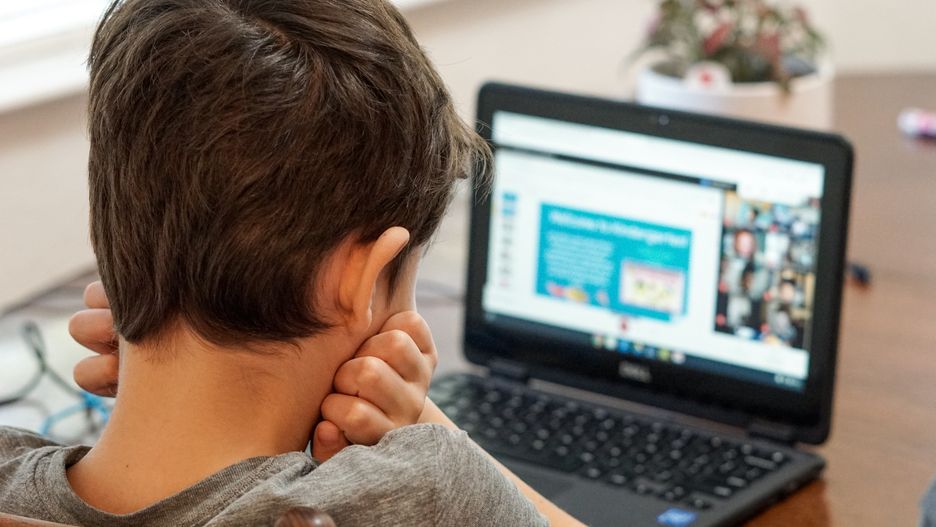 laptop, laptop dla ucznia, uczeń z laptopem, dziecko z laptopem, laptop dla dziecka