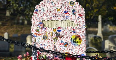 Tłumy przy grobie po wyborach. Zostawiają setki naklejek