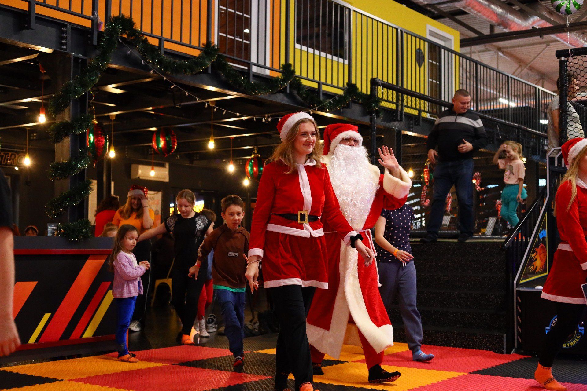 Punktualnie o 11 Mikołaj wszedł na obiekt machając do dzieci