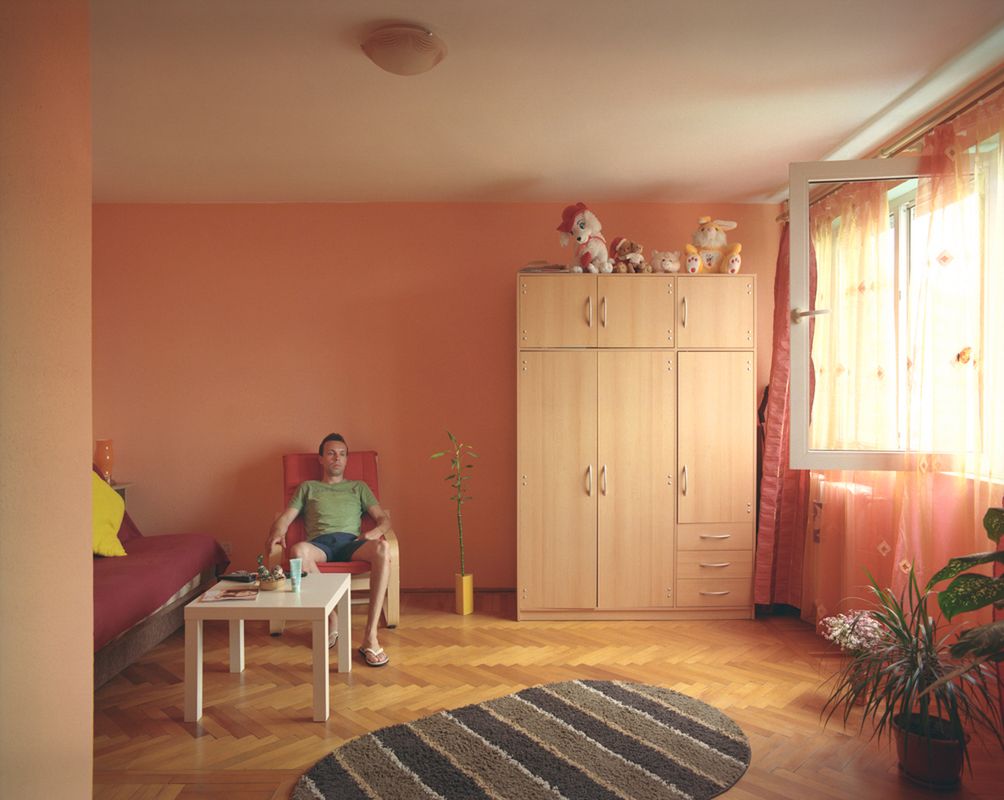 10 pięter i 10 różnych żyć w projekcie rumuńskiego fotografa Bogdana Girbovana 7