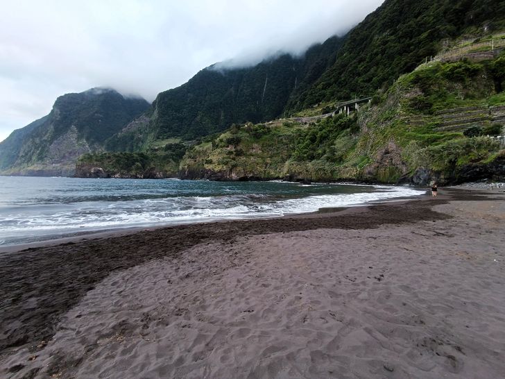 Seixal na Maderze: czarna plaża, klify i naturalne baseny