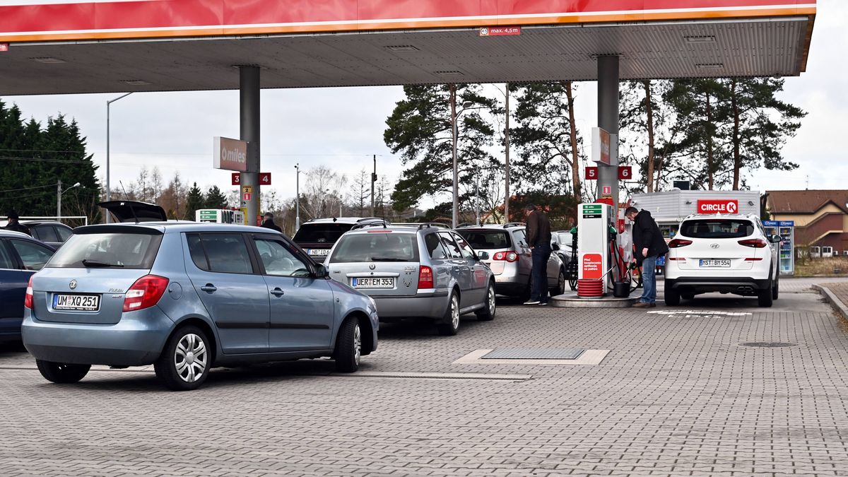 wzmo�ony ruch na przygranicznych stacjach paliw
Lubieszyn, 05.02.2022. Niemieccy kierowcy tankuj� paliwo na jednej ze stacji benzynowych w Lubieszynie (pow. policki), 5 bm. Zachodni s�siedzi u�ytkuj�cy pojazdy decyduj� si� na zakup paliwa w naszym kraju z uwagi na spadek cen paliw. (mb/ibor) PAP/Marcin Bielecki
Marcin Bielecki
auta, benzyna, dystrybutor, dystrybutory, lanie, mniej kosztuje, mniejsze koszty, nalewa�, nalewanie, Niemcy, niemieccy kierowcy tankuj� w Polsce, ni�sze ceny paliw w Polsce, obni�ka VAT, olej nap�dowy, paliwa, paliwo, pojazdy, ropa, r�nica cen, r�nica cenowa, samochody, spadek cen, stacja benzynowa, stacja paliw, tankowanie, ta�sze, ulga VAT, wlewanie, z zachodu, zachodni s�siedzi