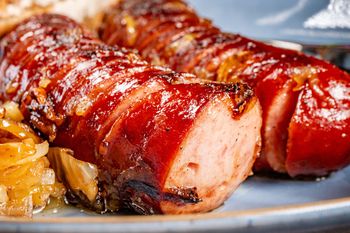 Kiełbasę na patelni robię tylko tak. Ma chrupiącą, złotą skórkę i obłędnie soczyste wnętrze