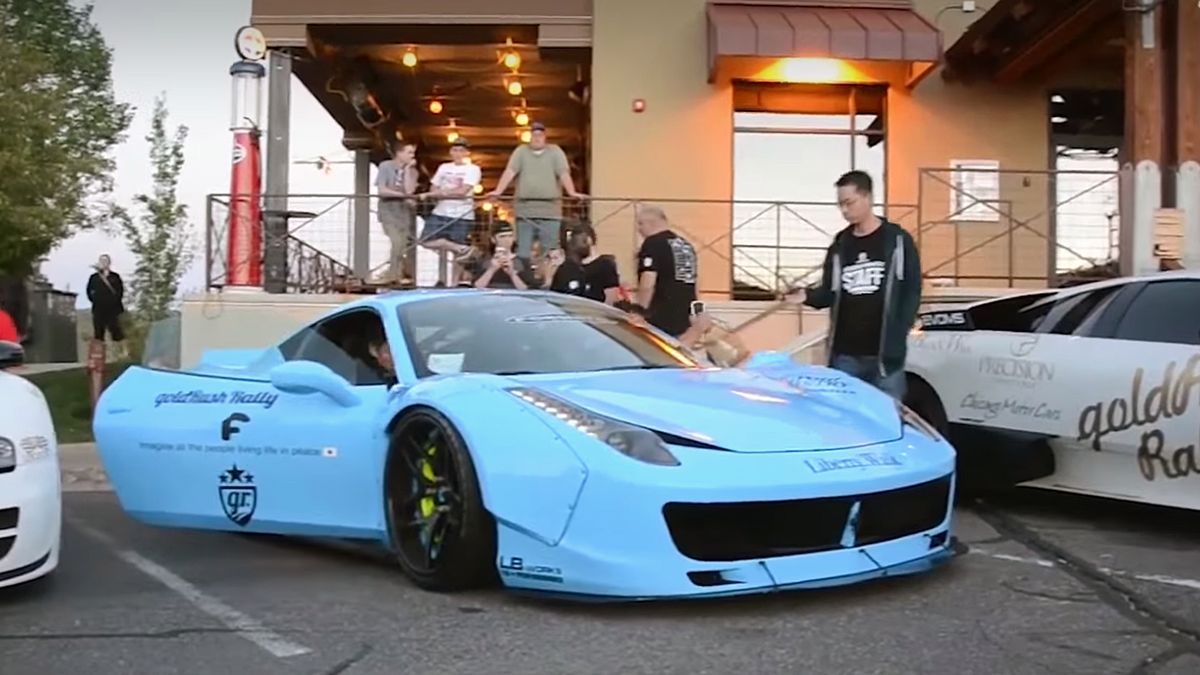 Liberty Walk Ferrari 458 Italia z wydechem Armytrix 1
