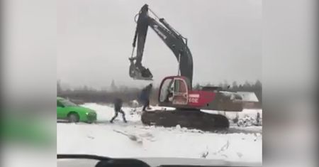 Zaatakowali operatora koparki. Nie spodziewali się jego reakcji
