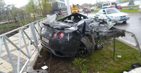 Piłkarz rozbił Nissana GT-R przy 170 km/h o betonowy słup i wyszedł z tego cało! [wideo]