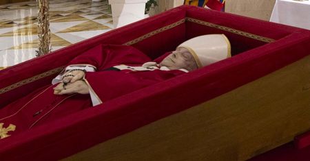 Trumna z ciałem papieża. Wieści z Watykanu