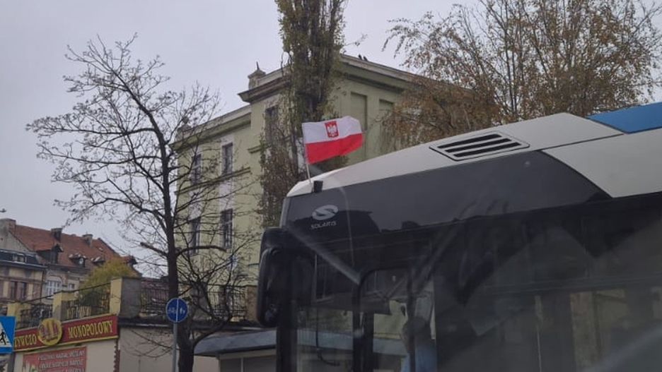 Flaga z godłem na autobusach MPK (Wojciech Obremski)