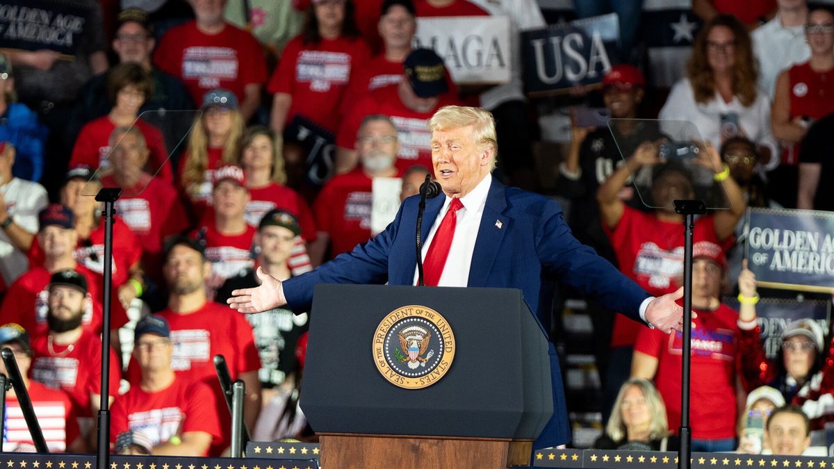 US President Trump holds rally to mark 100 days in office
epa12063883 US President Donald Trump speaks at a rally held to celebrate his 100 days in office in Warren, Michigan, USA, 29 April 2025.  EPA/DIEU-NALIO CHERY 
Dostawca: PAP/EPA.
DIEU-NALIO CHERY
rally