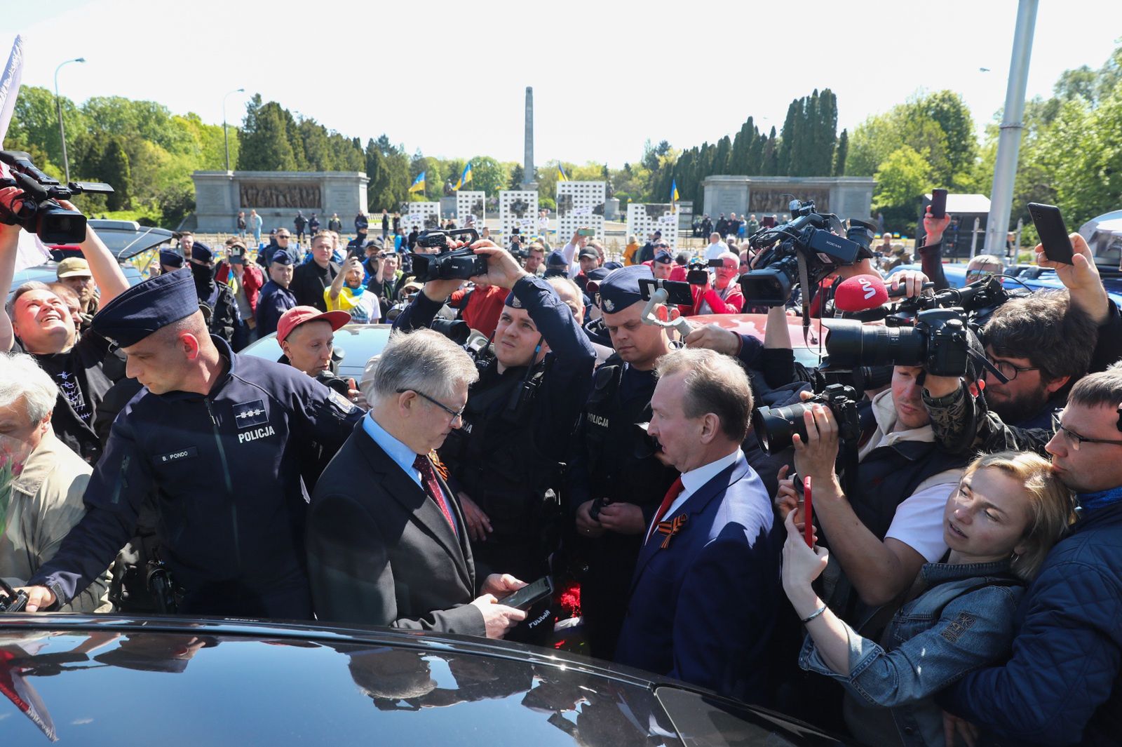 Ambasador Federacji Rosyjskiej w Polsce Siergiej Andiejew próbował złożyć kwiaty przed mauzoleum żołnierzy radzieckich