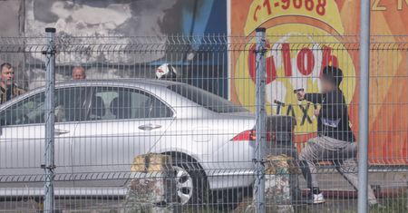 Pożar na Marywilskiej. Uzbrojona osoba weszła na teren spalonej hali