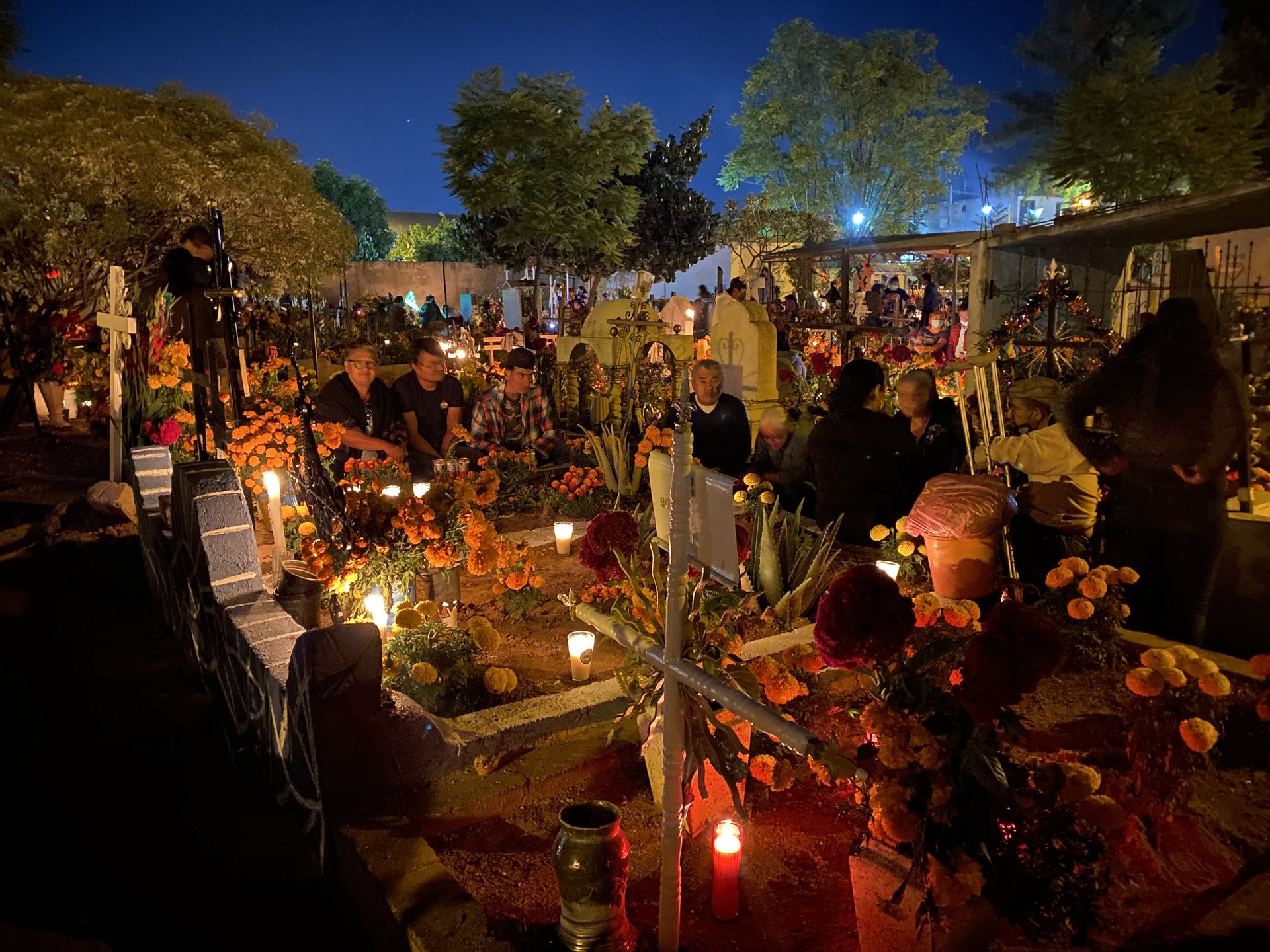 Cmentarze podczas Święta Zmarłych toną w kwiatach i zniczach
