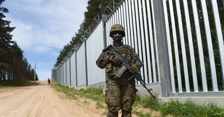 Wpuszczać czy odsyłać? Polacy w sondażu odpowiadają ws. migrantów