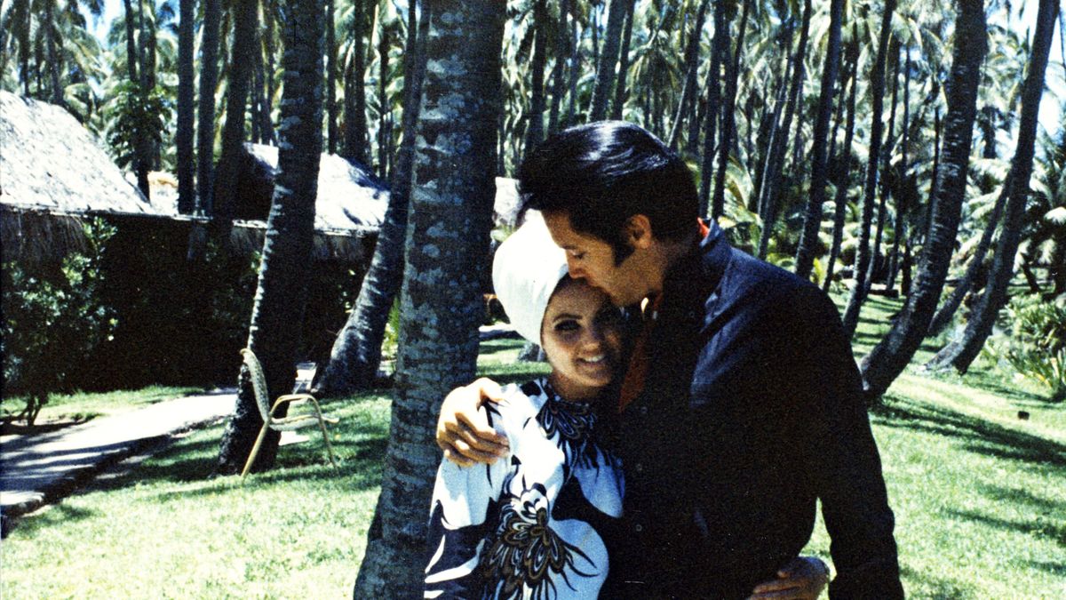 Family at Home
Priscilla Presley & Elvis Presley in Hawaii, California (Photo by Magma Agency/WireImage)
Magma Agency
kissing, couple, Film, File Photos