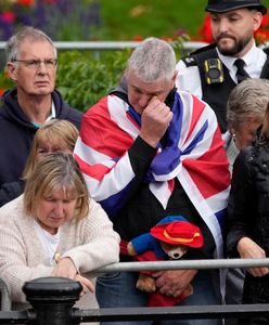 Szczere łzy Brytyjczyków. Płacz przed Pałacem