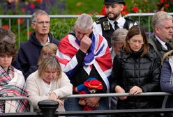 Szczere łzy Brytyjczyków. Płacz przed Pałacem