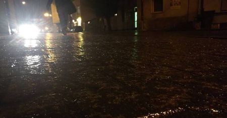 Przez cały dzień padał deszcz, w nocy spadnie temperatura poniżej zera. Ostrzeżenia IMGW