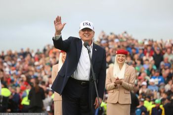 "Wszyscy mnie męczyli". Trump wycofa cło na whiskey
