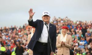 "Wszyscy mnie męczyli". Trump wycofa cło na whiskey