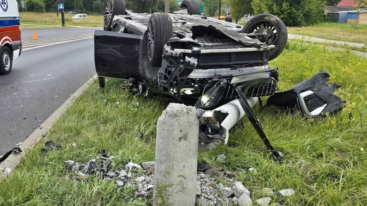 BMW dachowało i uderzyło w betonowy słup