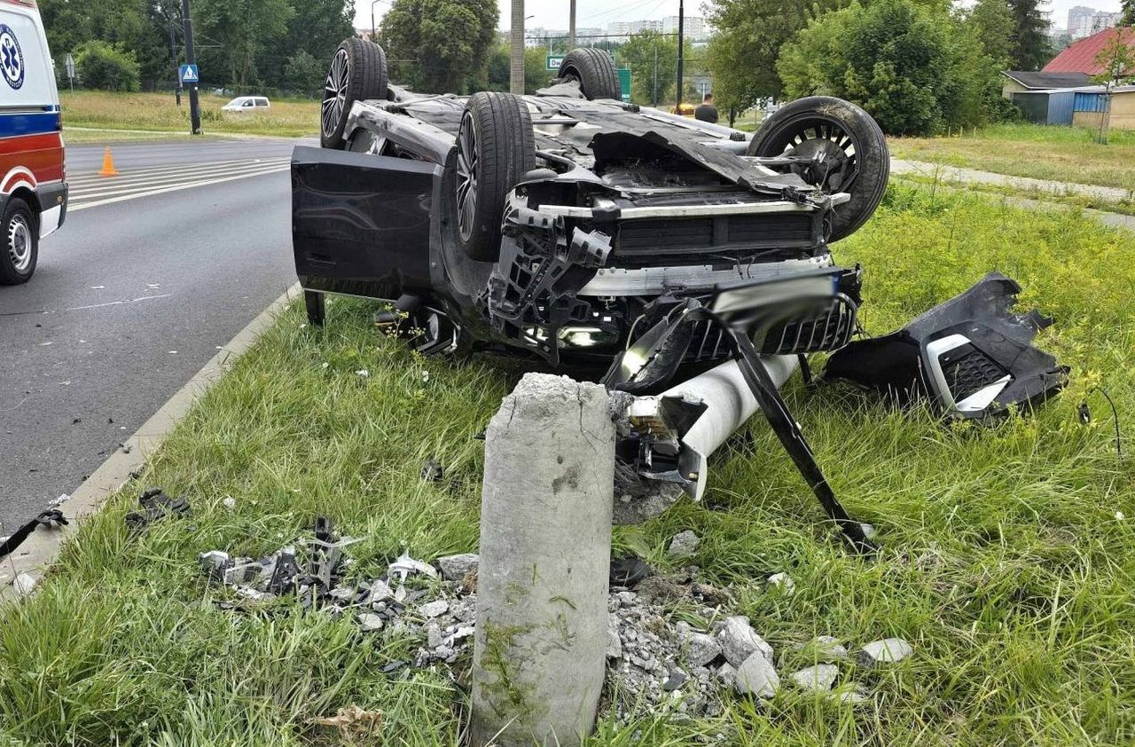 BMW dachowało i uderzyło w betonowy słup