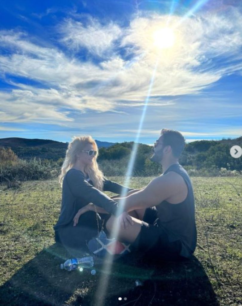 Mąż Britney Spears przebiera się na parkingu. Na jego ciele widać było siniaki