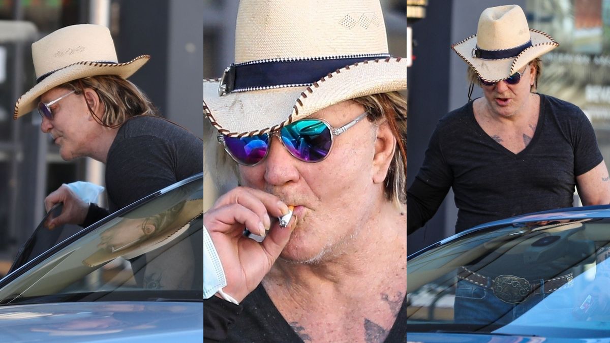 Mickey Rourke wyłania się z samochodu w Beverly Hills 