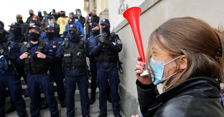 Strajk kobiet. Poniedziałkowy protest w Warszawie (NA ŻYWO)