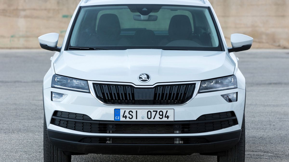 Choć różnice w stylistyce są duże, to na pierwszy rzut oka - zwłaszcza z przodu - trudno odróżnić Karoqa od Kodiaqa