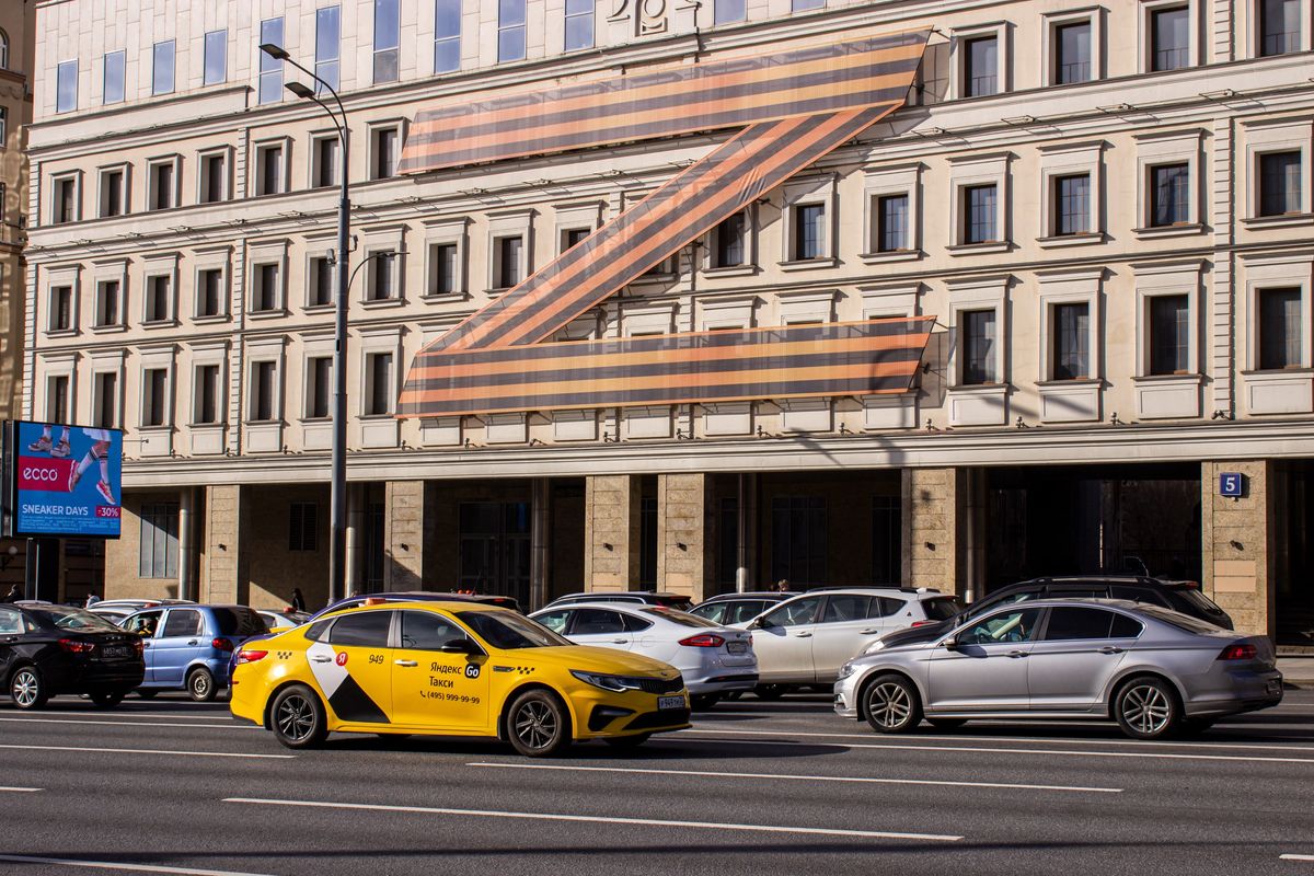 MOSCOW, RUSSIA - 2022/04/20: The symbol "Z" is seen on a building standing at the Garden Ring in Moscow. In Russia, the letter "Z" has become a symbol of approval for Russia's military campaign in Ukraine. It is is often painted on Russian military vehicles in Ukraine. (Photo by Vlad Karkov/SOPA Images/LightRocket via Getty Images)