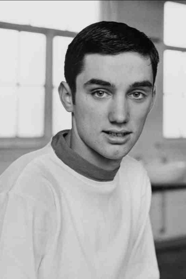Młody, niewinny i utalentowany George Best. Źródło: https://i.pinimg.com/