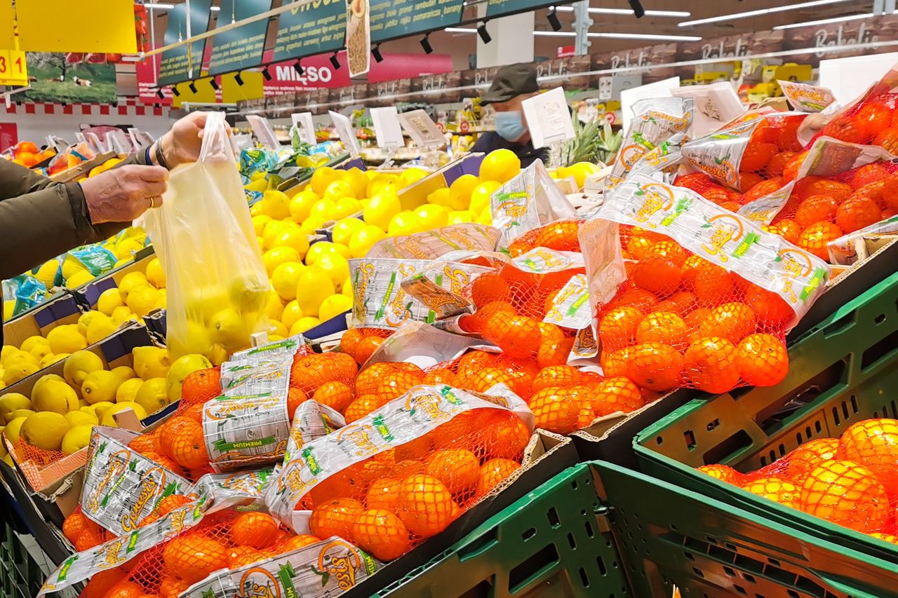 Przemysł zwalnia, ale gospodarka utrzymuje tempo. Konsumpcja wewnętrzna motorem wzrostu