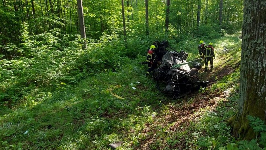 Osobowe audi zjechało do przydrożnego rowu i uderzyło w drzewo, gdzie następnie doszło do jego dachowania