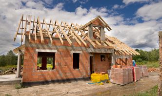 Dom na zgłoszenie czy dom z pozwoleniem? Co warto wybrać w 2025 roku