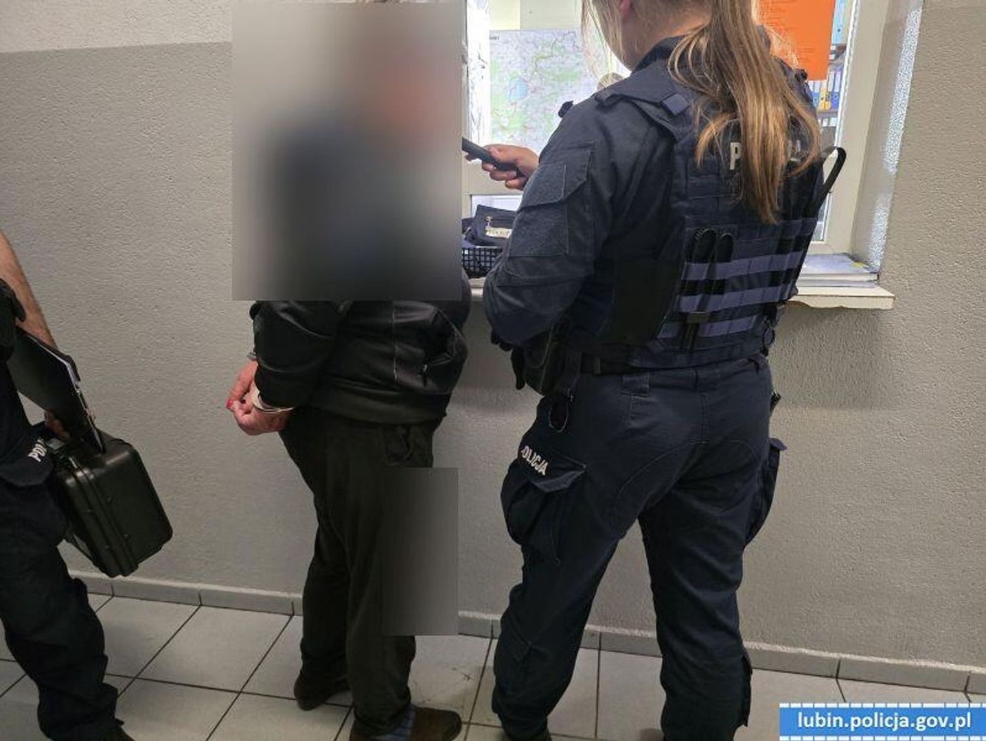 Ścinawa: Pijana babcia jechała odebrać wnuka z przedszkola. Wpadła, bo wjechała na zamkniętą drogę