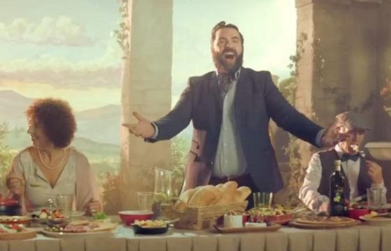 Biedronka operowo reklamuje „włoskie smaki” zaraz po Lidlu z Okrasą i Brodnickim (wideo)