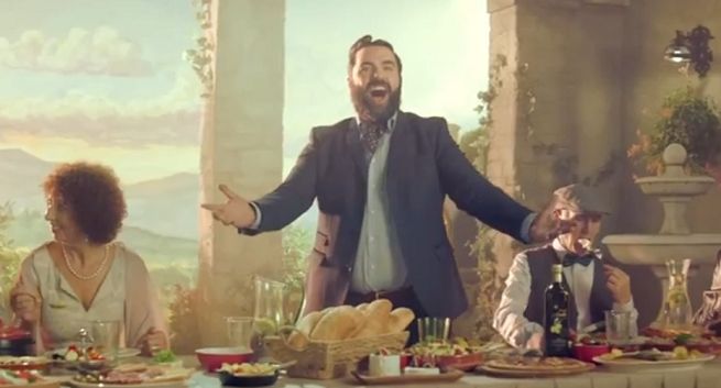 Biedronka operowo reklamuje „włoskie smaki” zaraz po Lidlu z Okrasą i Brodnickim (wideo)