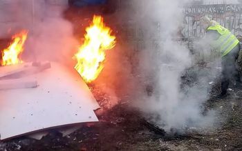 Rozpalił ognisko z odpadów. Sporo za to zapłacił