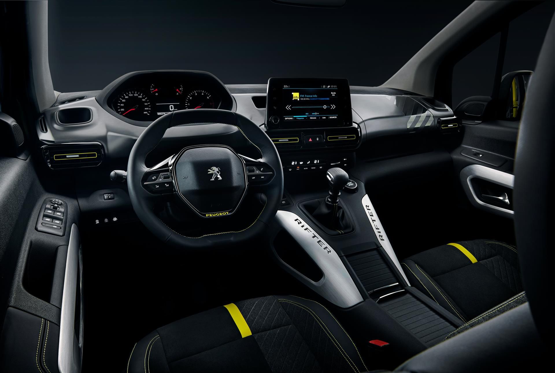 Keith Ryder, kierownik ds. stylu Peugeot Rifter: "Model koncepcyjny Rifter 4X4 Concept jest uniwersalnym i niezawodnym samochodem o niezwykle nowoczesnej i wyrazistej stylistyce, którą podkreślają kontrastowe zestawienia barw i materiałów”.