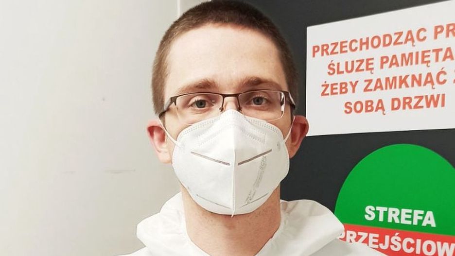 Trzecia fala epidemii. Dr Hleb Lukhanin z Białorusi chce pracować z chorymi na COVID. Nie zgodził się samorząd lekarski. 